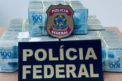 Agentes da Polícia Federal analisando documentos de operação policial.