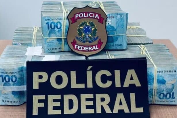 Agentes da Polícia Federal analisando documentos de operação policial.