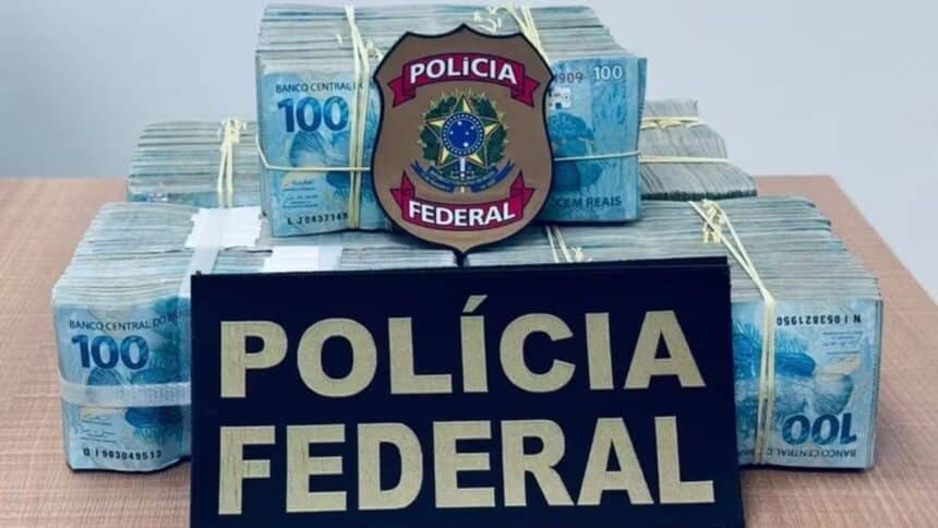 Agentes da Polícia Federal analisando documentos de operação policial.