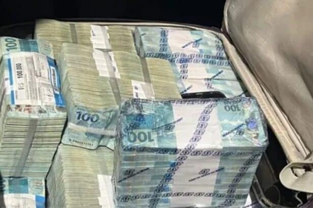 Viatura da polícia e notas de dinheiro apreendidas na operação conjunta.