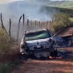 Viatura da Polícia Civil parada em frente à Delegacia de Ribeirópolis.