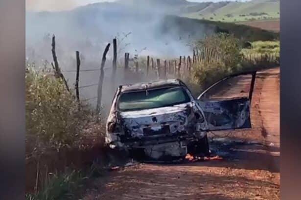 Viatura da Polícia Civil parada em frente à Delegacia de Ribeirópolis.