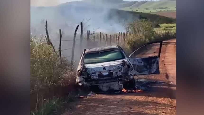 Viatura da Polícia Civil parada em frente à Delegacia de Ribeirópolis.