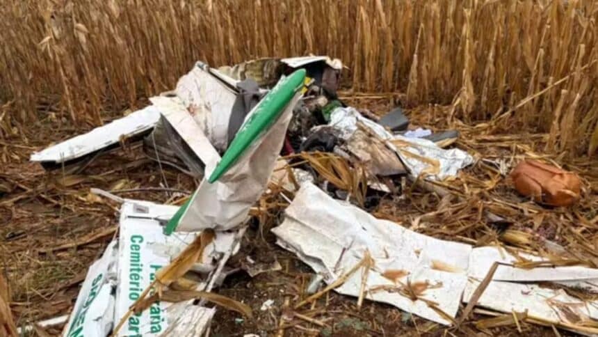 Destroços da aeronave PU-SBC acidentada na zona rural de Macambira.
