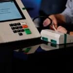 Símbolo da Justiça Eleitoral e urna eletrônica para as eleições brasileiras.
