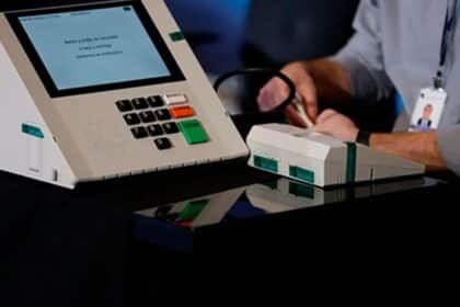 Símbolo da Justiça Eleitoral e urna eletrônica para as eleições brasileiras.