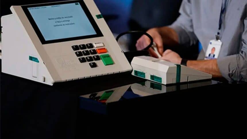 Símbolo da Justiça Eleitoral e urna eletrônica para as eleições brasileiras.