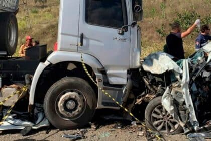 Viatura da PRF e bombeiros prestando atendimento em acidente na rodovia BR-235.