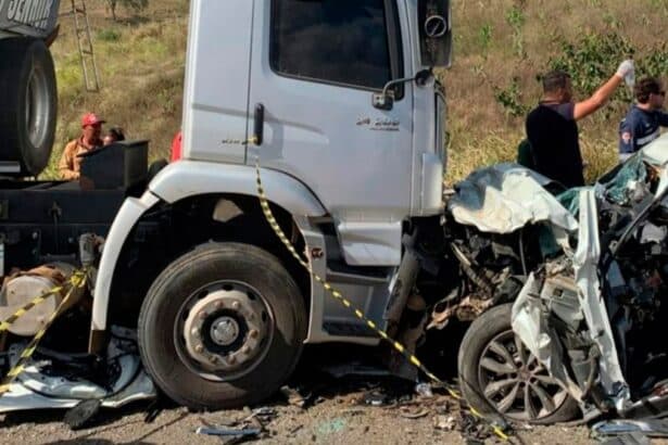 Viatura da PRF e bombeiros prestando atendimento em acidente na rodovia BR-235.