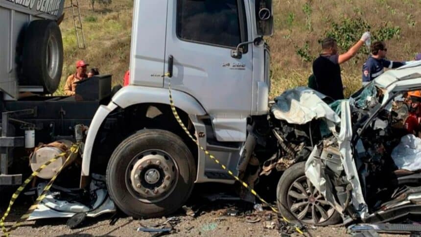 Viatura da PRF e bombeiros prestando atendimento em acidente na rodovia BR-235.