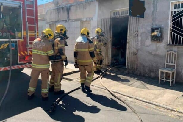 Equipes de resgate do Corpo de Bombeiros no local do incidente em Itabaiana.