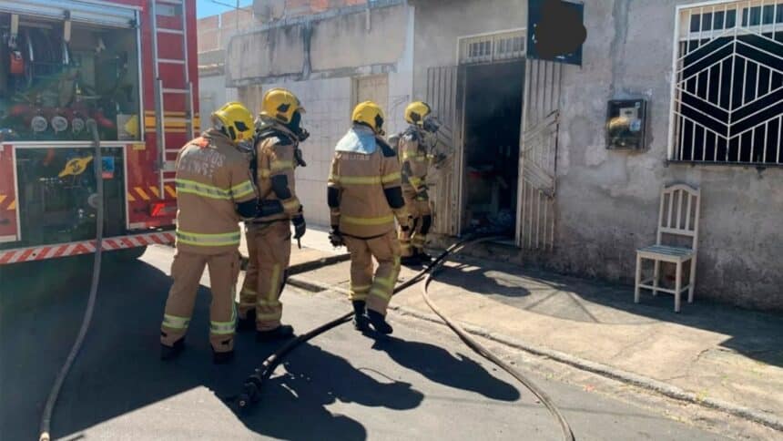 Equipes de resgate do Corpo de Bombeiros no local do incidente em Itabaiana.