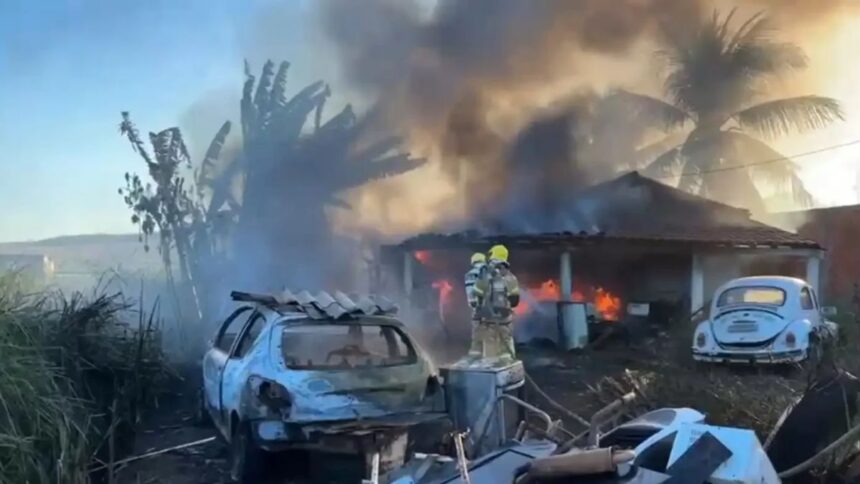 Bombeiros Militares combatendo chamas e realizando rescaldo em terreno de Lagarto.