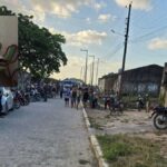 Familiares e amigos reunidos durante o sepultamento em cemitério local em Lagarto.
