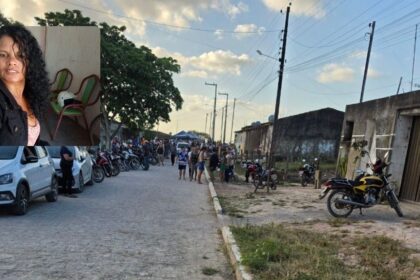 Familiares e amigos reunidos durante o sepultamento em cemitério local em Lagarto.