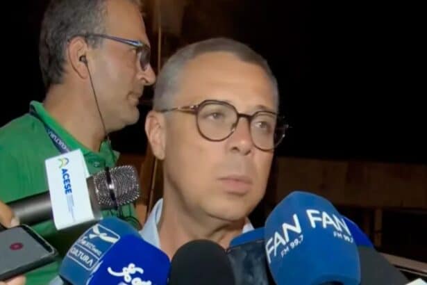 Nível baixo de reservatório de água no interior de Sergipe durante período de seca.