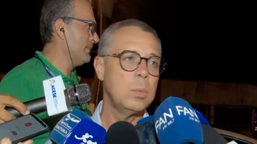Nível baixo de reservatório de água no interior de Sergipe durante período de seca.