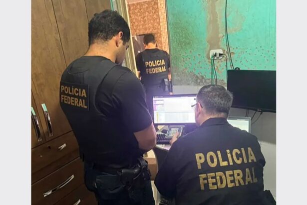 Agente da Polícia Federal segurando material apreendido em operação.