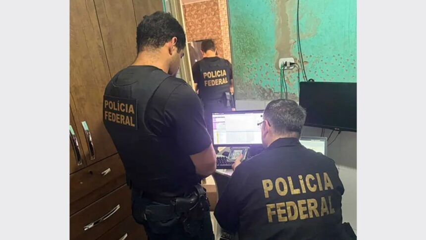 Agente da Polícia Federal segurando material apreendido em operação.
