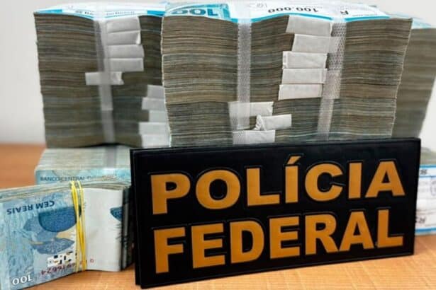 Agentes da Polícia Federal exibindo montante em cédulas apreendidas.