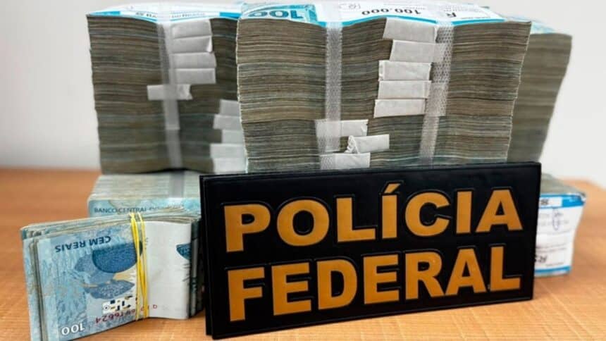 Agentes da Polícia Federal exibindo montante em cédulas apreendidas.